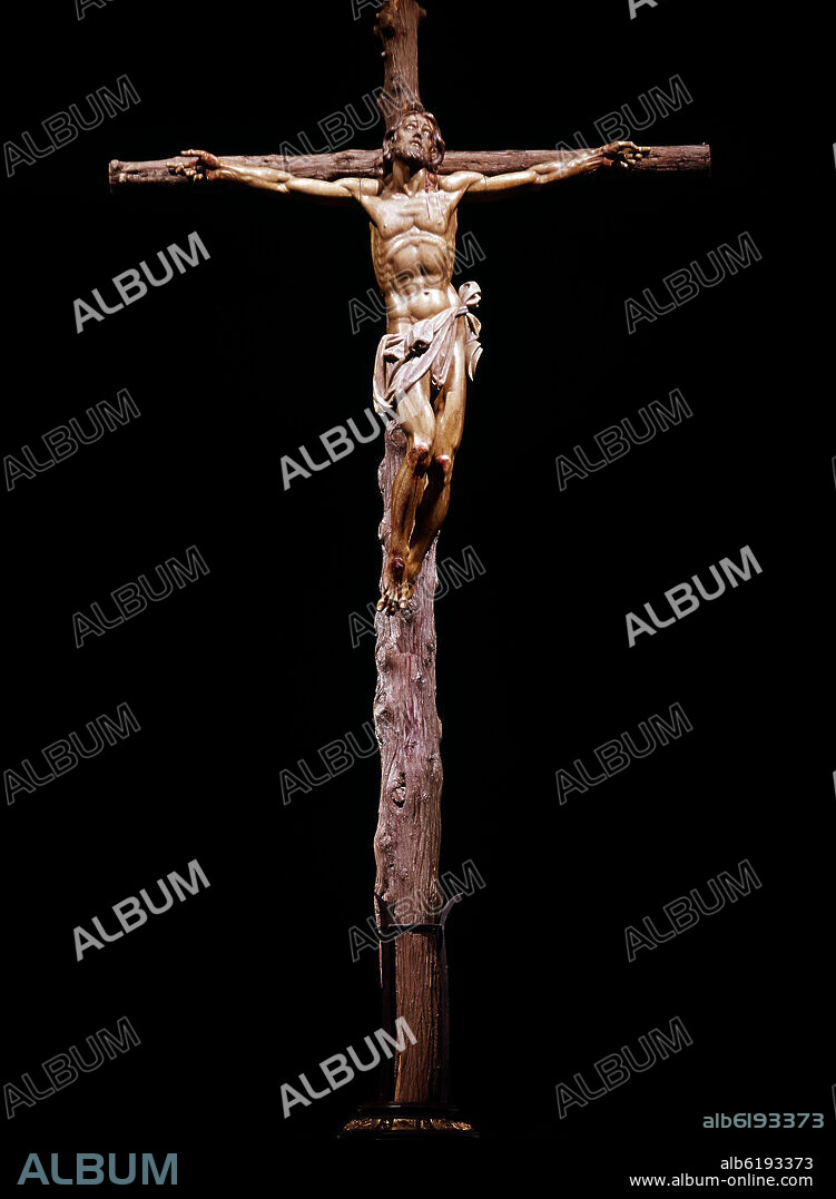 BEOVIDES. CRISTO DEL ALTAR MAYOR DE LA BASILICA DEL VALLE DE LOS CAIDOS TALLADO EN MADERA DE ENEBRO Y POLICROMADO POR ZULOAGA.