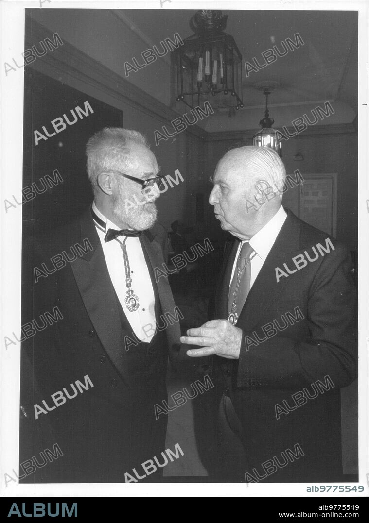 May 9, 1992. Víctor García de la Concha entered the Royal Academy. In the image José Luis Sampedro talks with Pedro Laín Entralgo.