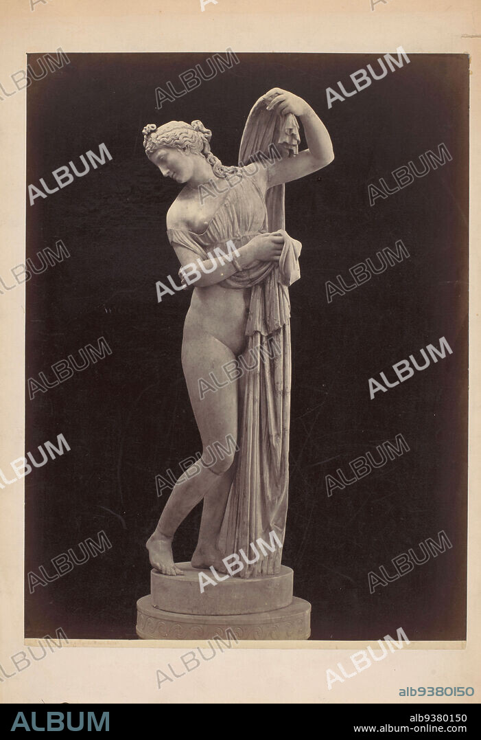 Venus Callipyge in the Museo Nazionale at Naples, Venere galipide Museo Napoli (title on object), anonymous, Museo Nazionale, c. 1875 - c. 1900, cardboard, albumen print, height 370 mm × width 275 mm.