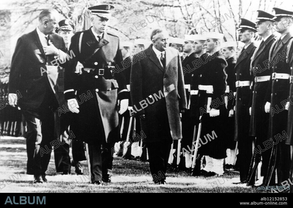 US AMERICAN PRESIDENT LYNDON B JOHNSON WITH BRITISH PRIME MINISTER HAROLD WILSON GUARD CONMY J B IN WASHINGTON / ;. 7 DECEMBER 1964.