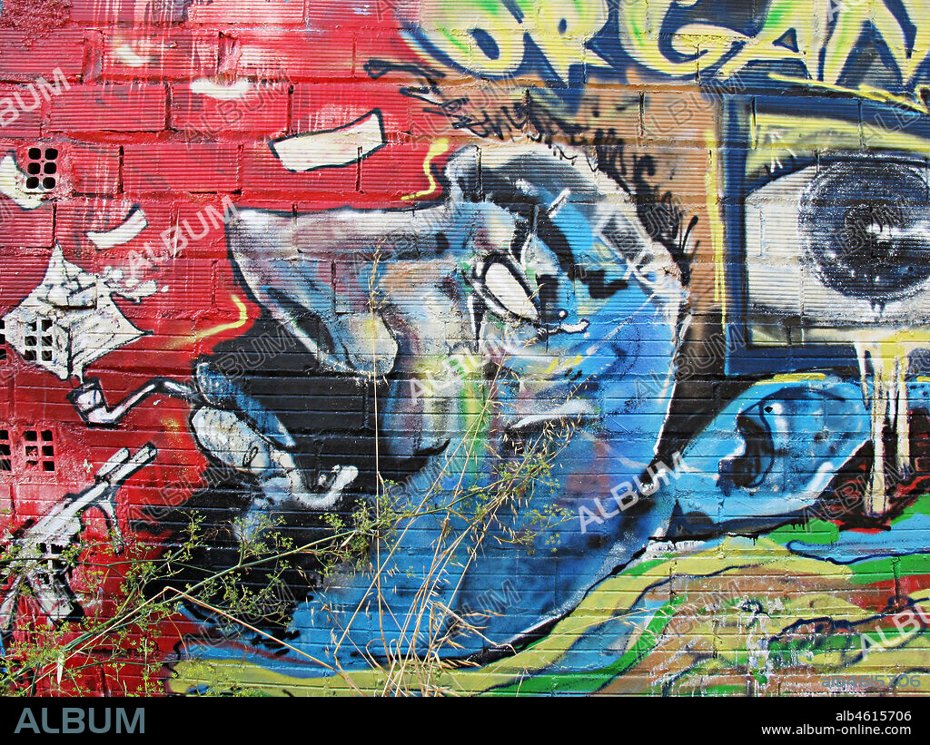 Ilustración de cara de perfil fumando en pipa en tonos azules, graffiti mural, Mataró, provincia Barcelona, Barcelona en 2013.