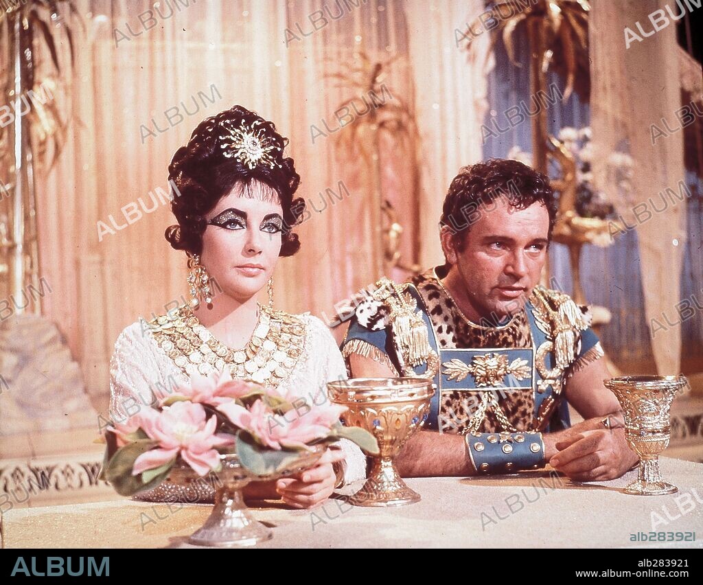ANTONIUS (MARCUS ANTONIUS), RICHARD BURTON, Cleopatra and ELIZABETH TAYLOR. ELIZABETH TAYLOR and RICHARD BURTON in CLEOPATRA, 1963, directed by JOSEPH L. MANKIEWICZ. Copyright 20TH CENTURY FOX.