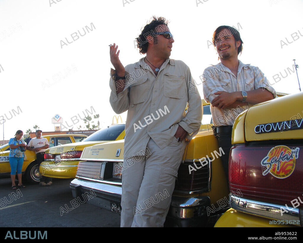 ALEJANDRO GONZALEZ IÑARRITU y GAEL GARCIA BERNAL en BABEL, 2006, dirigida por ALEJANDRO GONZALEZ IÑARRITU. Copyright ANONYMOUS CONTENT.
