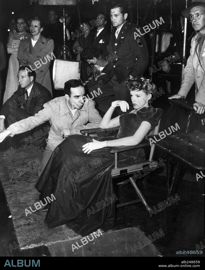 JUDY GARLAND and VINCENTE MINNELLI in MEET ME IN ST. LOUIS, 1944, directed by VINCENTE MINNELLI. Copyright M.G.M.