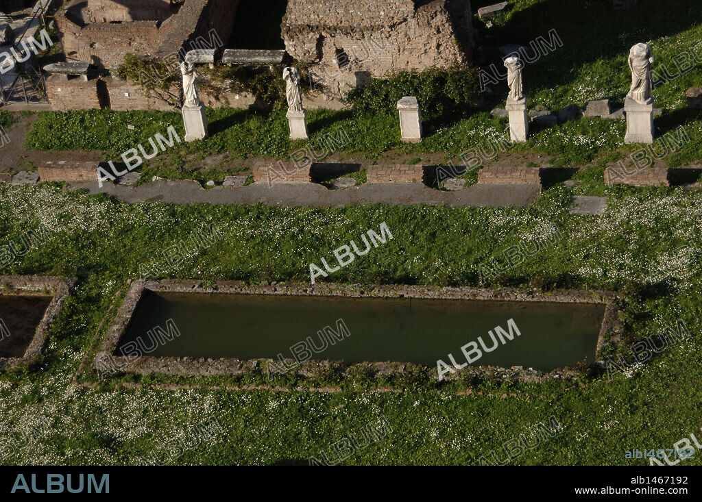 ARTE ROMANO. ITALIA. CASA DE LAS VESTALES. Erigida por Septimo Severo. Se conservan algunas estatuas de mármol que representan a las sacerdotisas que eran las encargadas de custodiar el fuego sagrado. ROMA.