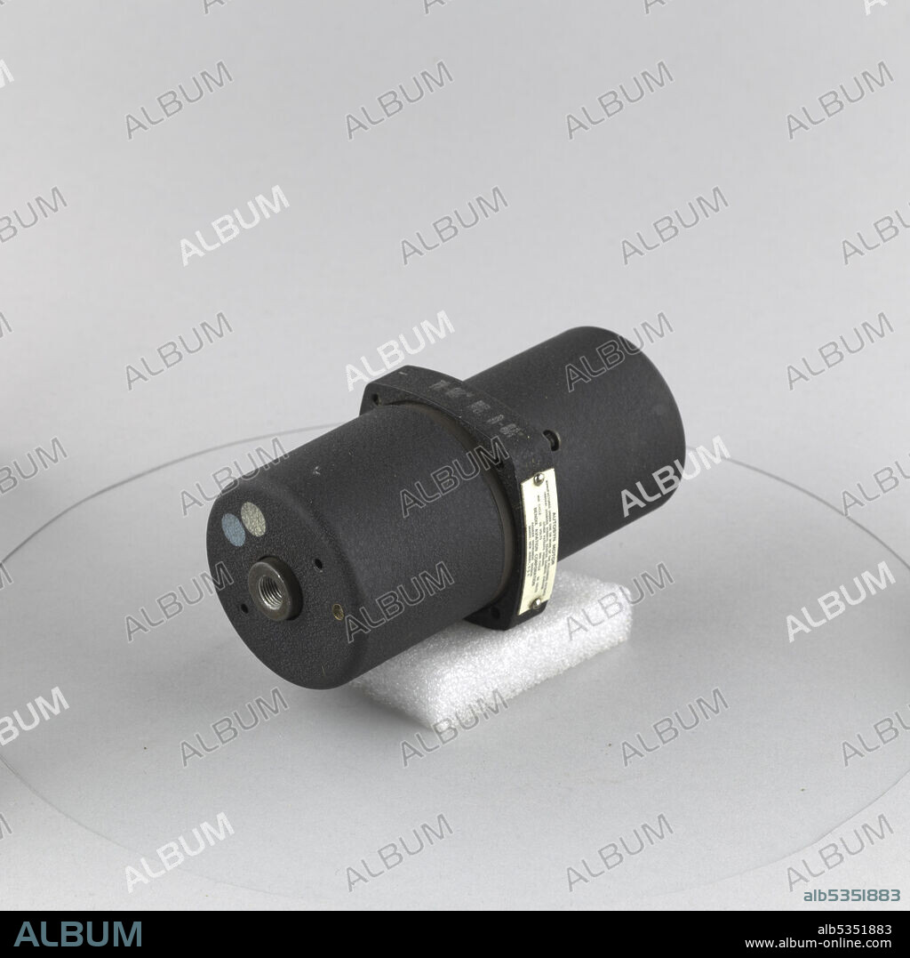 BENDIX AVIATION y PIONEER INSTRUMENT COMPANY. 2-1/4in. diameter; range 10-60in. hg; World War II; U.S. Army Type D-8A; electric.