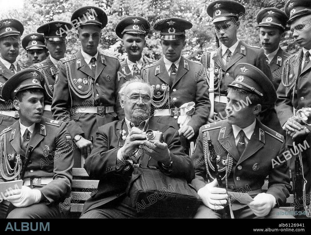 Jewgeni Chaldej mit russischen Soldaten,.