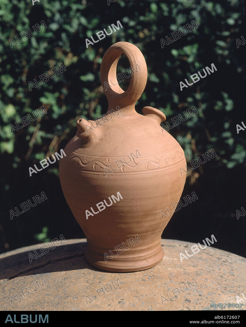 BOTIJO DE ARO CON DECORACION INCISA - CERAMICA PARA AGUA SIN VIDRIAR.