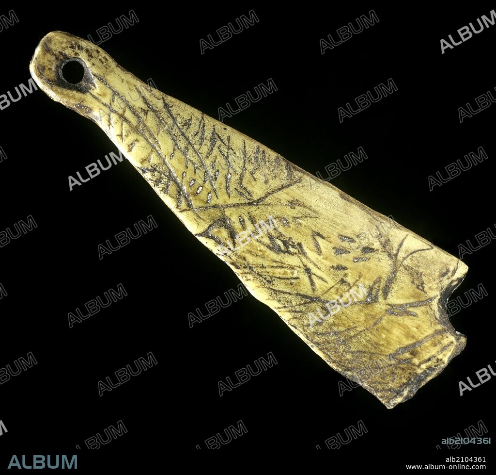 PIEZA DE AJUAR PALEOLITICO: BRAMADERA CON DOS CIERVOS GRABADOS, DE LA CUEVA DE EL PENDO (DEPOSITO: MUSEO ARQUEOLOGICO NACIONAL).