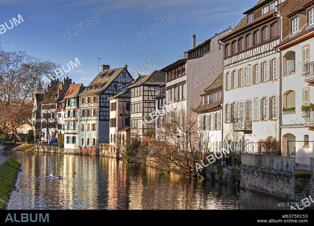 Ill River and Quai de la Bruche, old town Petite France, UNESCO World Heritage Site, Strasbourg, Alsace, France, Europe.