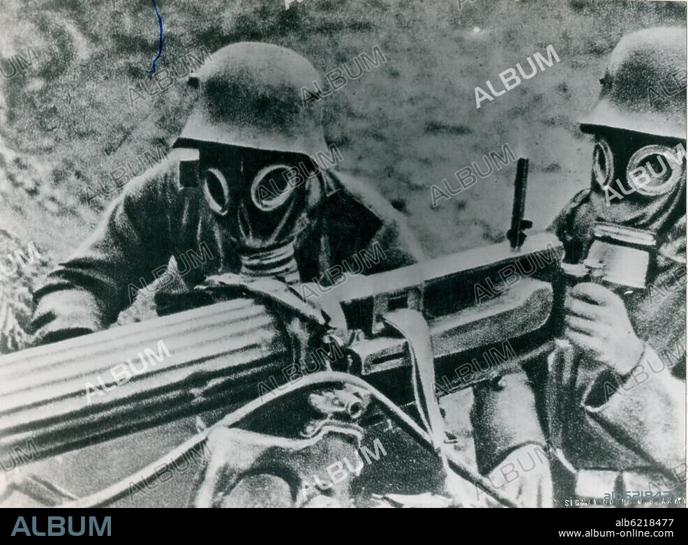 Geschichte / 1.Weltkrieg: Gaskrieg.-Westfront: Deutsche Maschinengewehr-Schützen (Maxim MG Modell 1908) mit Gasmasken im Stellungskrieg an der Somme.-Foto, 1918.