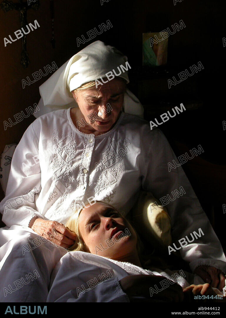 CHLOE SEVIGNY and OLYMPIA DUKAKIS in 3 NEEDLES, 2005, directed by THOM FITZGERALD. Copyright EMOTION PICTURES.