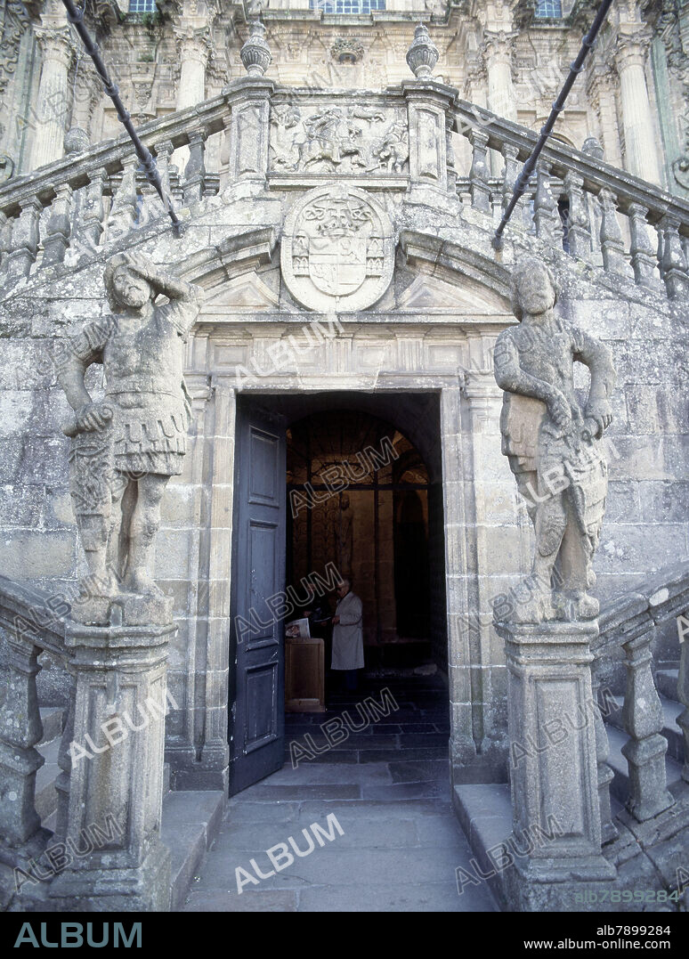 FERNANDO DE CASAS NOVOA. PUERTA DE LA CRIPTA EN LA ESCALINATA DE LA FACHADA DEL OBRADOIRO- ARQUITECTURA BARROCA- 1750 - FOTO AÑOS 90.