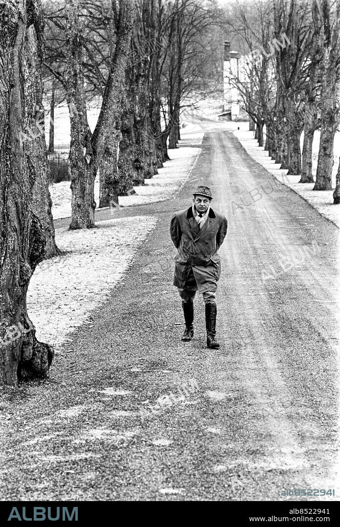 NYNÄSHAMN 1968-12-17.. Lars Widding, författare och journalist, verksam i Expressen 1950-1985, vandrar genom allén vid Nynäs gård där delar av hans roman "På ryttmästarns tid", som ska läsas som radioföljetong, utspelar sig. Foto: Bo-Aje Mellin / RiR / SVT / Kod: 5600. Reportage publ. i RiR 3/69 sid. 7-9 inför två radioprogram.. RiR 19311 sv/v neg  . Alléer.