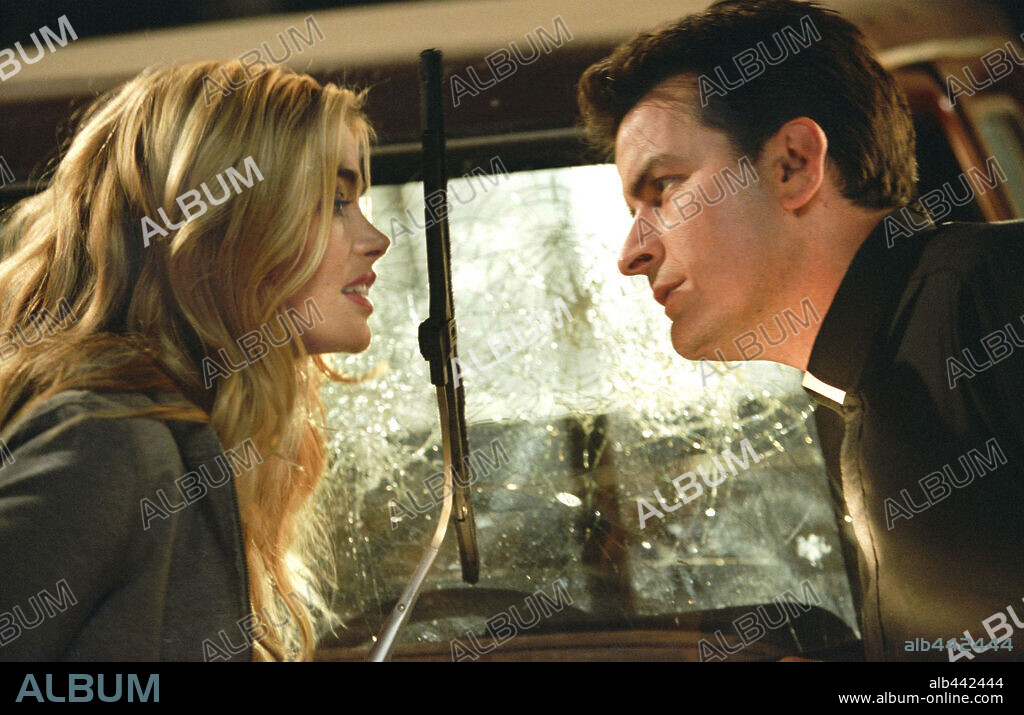 CHARLIE SHEEN and DENISE RICHARDS in SCARY MOVIE 3, 2003, directed by DAVID ZUCKER. Copyright DIMENSION FILMS / SOREL, PETER.