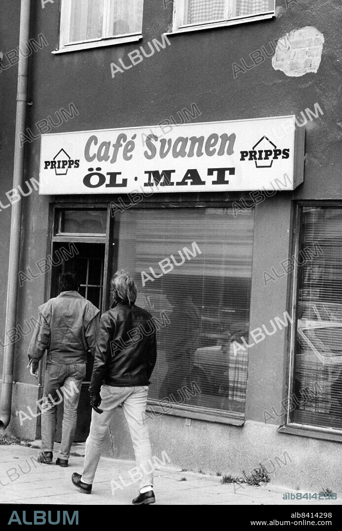 Stockholm 1983-11-01. Café Svanen i Midsommarkransen är ett av de sista riktiga ölschappen i stan. Men trots att polisen och sociala tillstyrkte får Svanen inte servera starköl.. Foto: Lars Epstein / DN / TT / Kod: 83. ** SvD OUT **.