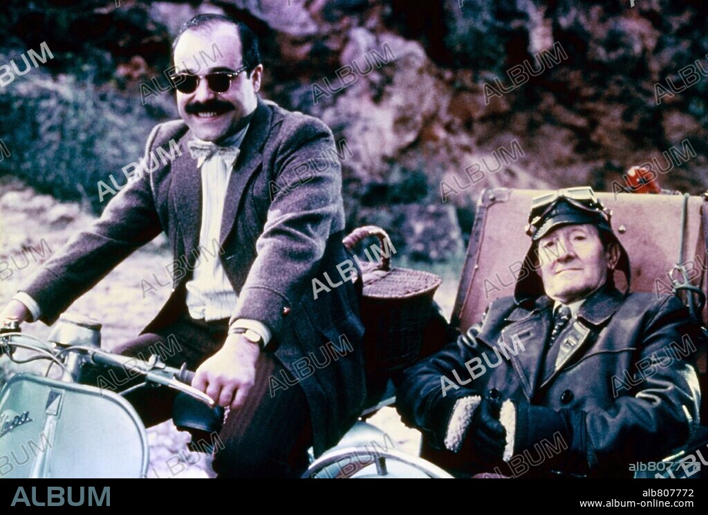 ANTONIO RESINES y LUIS CIGES en AMANECE, QUE NO ES POCO, 1989, dirigida por JOSE LUIS CUERDA. Copyright COMPAÑIA DE AVENTURAS COMERCIALES.