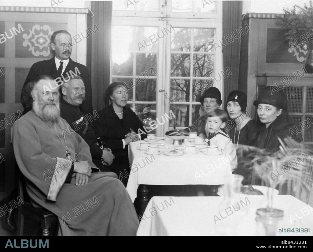 ARKIV DANMARK KÖPENHAMN omkring 1930.. Ryska kolonien i Köpenhamn håller nyårsfest. Från vänster: Den ryske prästen, kosackdirigenten, överste Kolusofski, storfurstinnan Olga samt damer från kolonien.. Foto: AB Text & Bilder / SVT / Kod: 5600. Mapp: Ryssar i landsflykt 2730A. Skägg Präster Nyår.