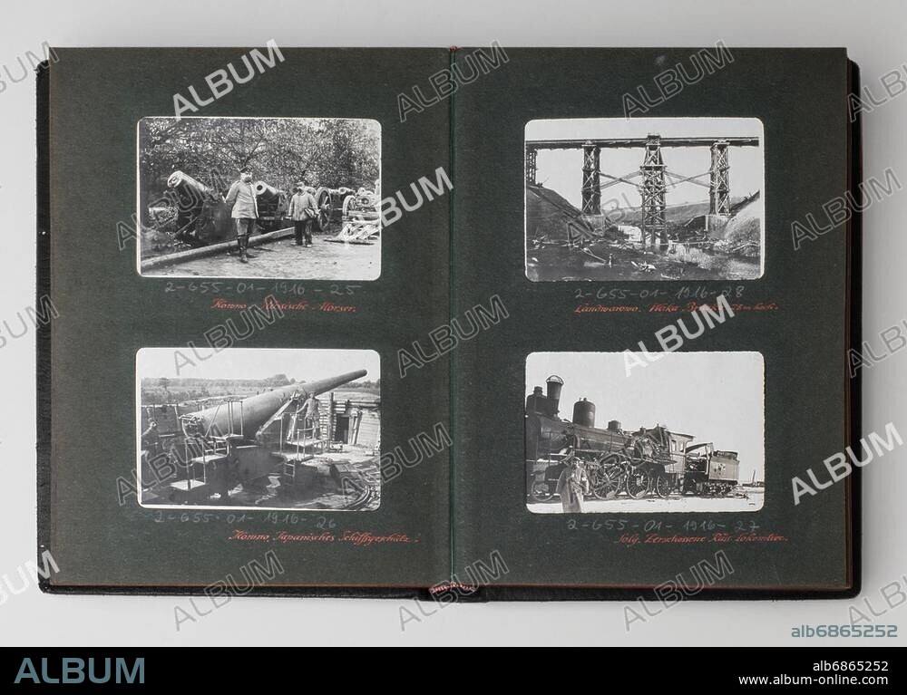Fotoalbum Litauen und Polen in der Zeit des 1. Weltkrieges: Straßenszenen in Wilna, deutsche und russische Stellungen an der Ostfront. Doppelseite "Kowno. Russische Mörser.", "Kowno. Japanisches Schiffsgeschütz.", "Landwarowo. Waka Brücke 28 m hoch.". Amateurfotos, um 1916. Berlin, Sammlung Archiv für Kunst und Geschichte.