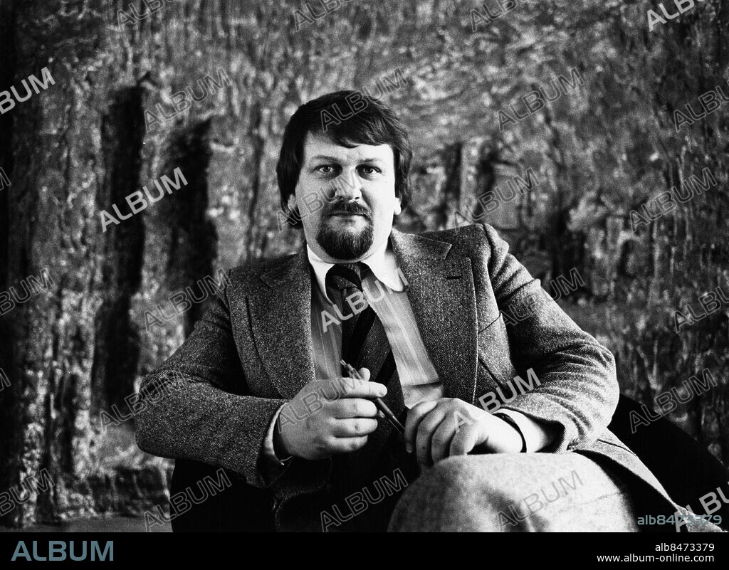 ARKIV 1975. SVT:s programledare Siewert Öholm porträtt 1975 i samband med debattprogrammet Kvällsöppet som för första gången sänds från Umeå med säsongspremiär 1975-04-22.. Publ i RiR 4/81 och 20/82. Foto: Bo-Aje Mellin / SvT / Kod: 5600. skägg, slipps, kavaj. RiR 21504 Sv/V påsikt.