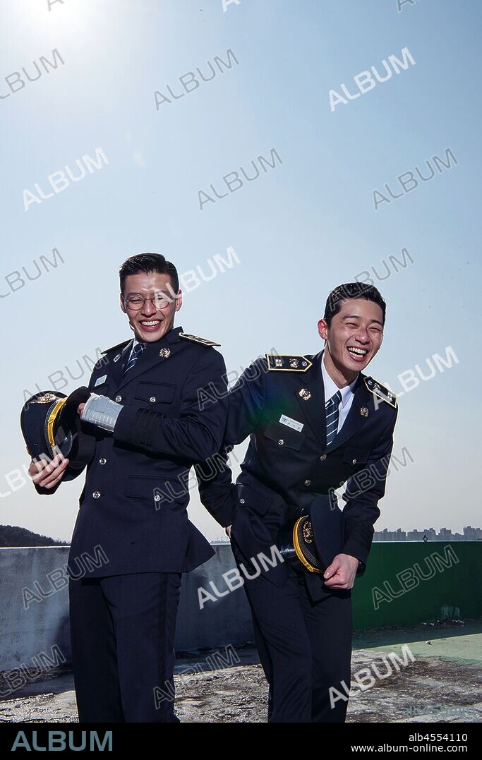 KANG HA-NEUL and PARK SEO-JOON in MIDNIGHT RUNNERS, 2017 (CHEONG-NYEON-GYEONG-CHAL), directed by KIM JOO-HWAN. Copyright SEGA SAMMY ENTERTAINMENT.