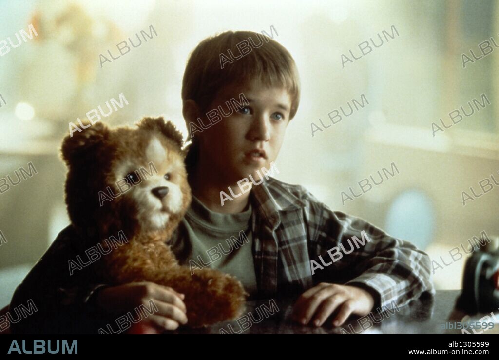 HALEY JOEL OSMENT in A. I. ARTIFICIAL INTELLIGENCE, 2001, directed by STEVEN SPIELBERG. Copyright WARNER BROS. PICTURES.