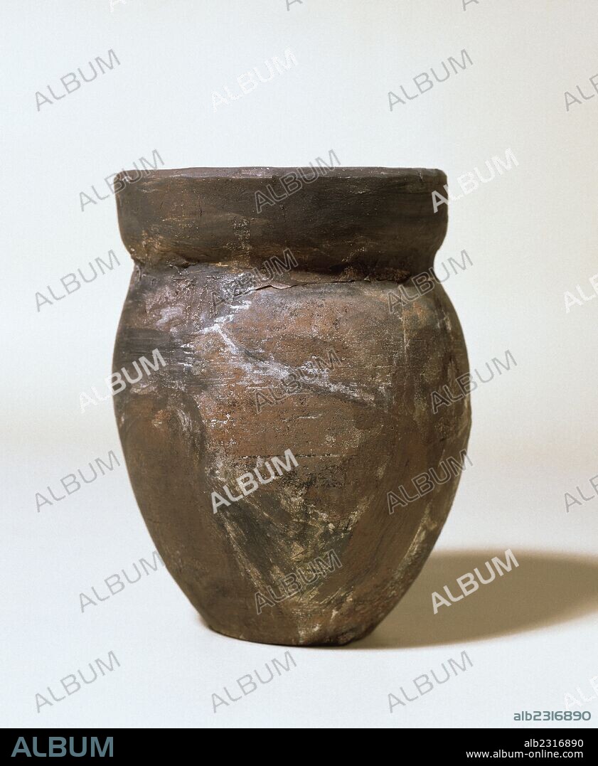 ARTE PREHISTORICO. EDAD DE LOS METALES. ESPAÑA. EDAD DEL HIERRO. Siglos VII-VI a. C. "VASIJA EN FORMA DE OLLA". De tierra fina negra en el exterior y roja en el interior. Incompleta en la parte superior. Procede de un silo cerca de Manlleu (comarca de Osona, Cataluña) Museu Episcopal de Vic. Provincia de Barcelona. Comarca de Osona. Cataluña.