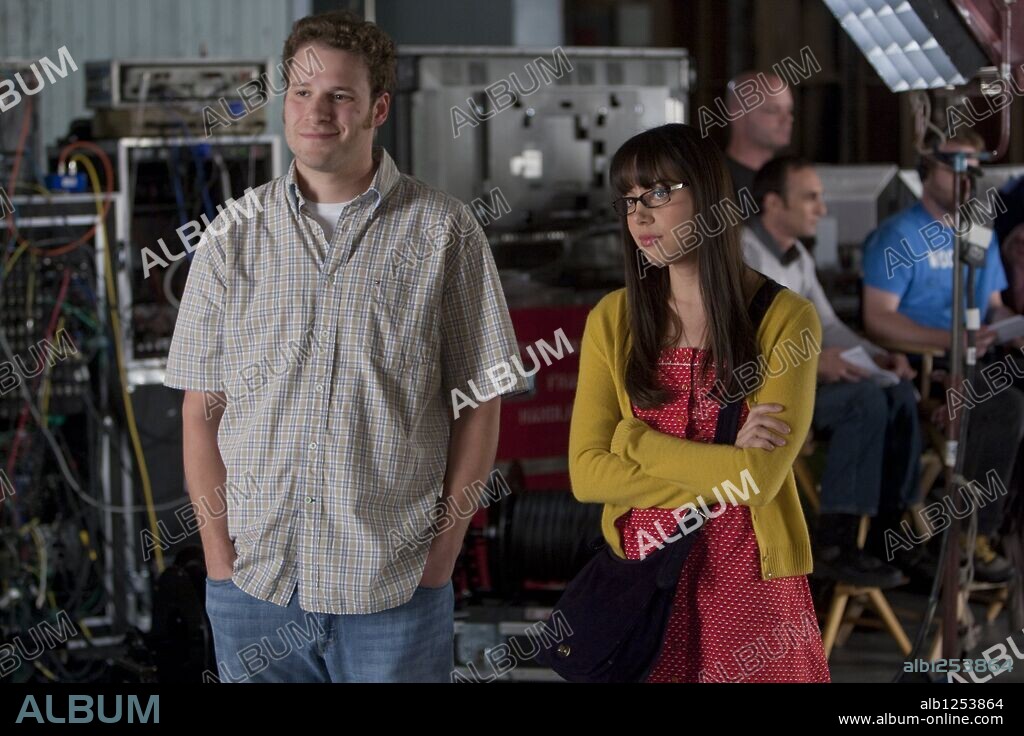 AUBREY PLAZA and SETH ROGEN in FUNNY PEOPLE, 2009, directed by JUDD APATOW. Copyright UNIVERSAL PICTURES / BENNETT, TRACY.