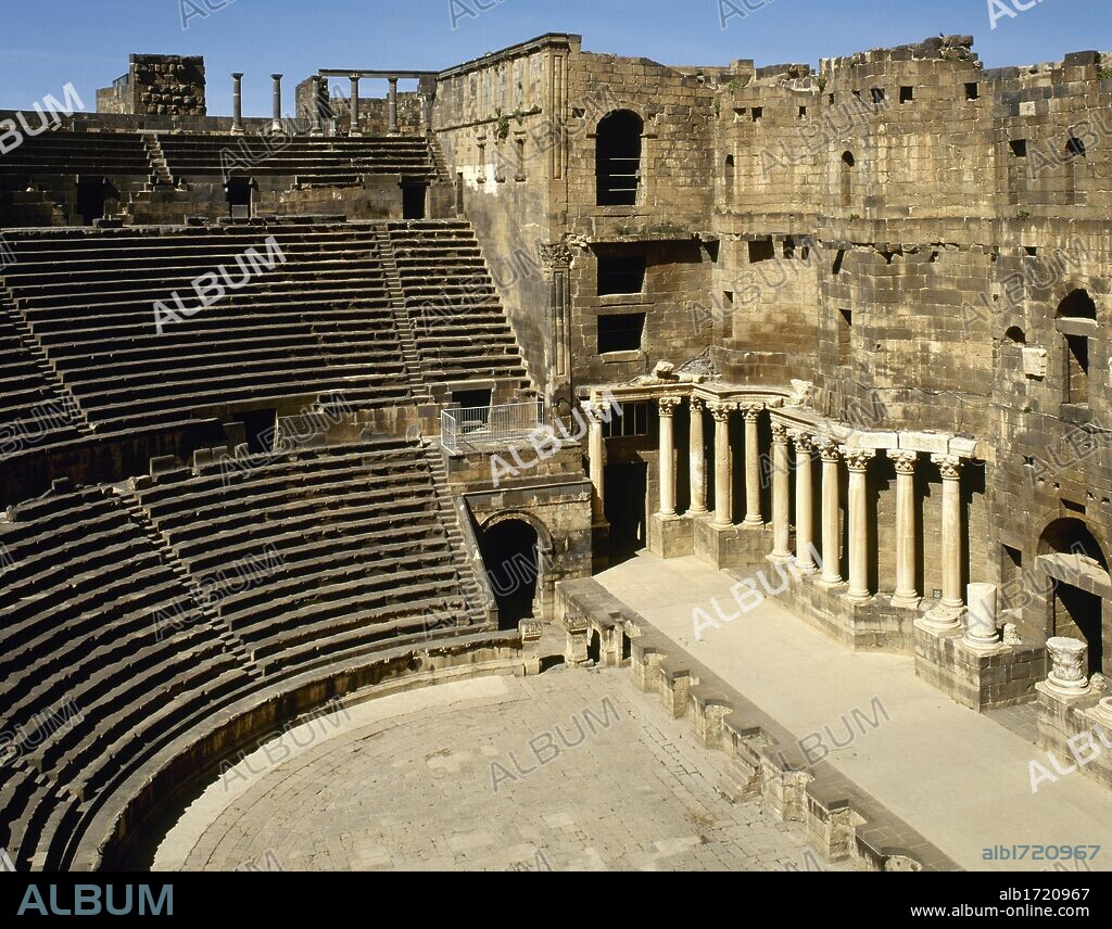 ARTE ROMANO. PROXIMO ORIENTE. SIRIA. TEATRO ROMANO DE BOSRA. Construido a finales del siglo II d. C., en el período tardo romano. Vista parcial de las GRADAS del teatro, dividadas en tres zonas, la superior, la media y la inferior. BOSRA.
