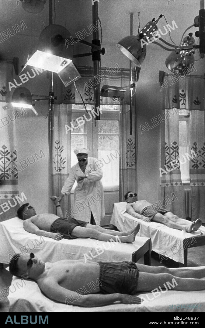 Soviet health resorts, workers undergoing quartz and sun-ray treatment in the light therapy room of the skala sanatorium at kislovodsk, may 1951. 01/02/1951