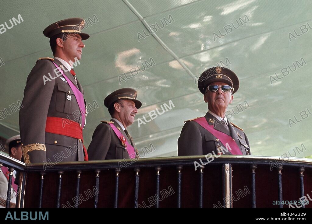 EL POLITICO MILITAR FRANCISCO FRANCO BAHAMONDE JUNTO AL REY DE ESPAÑA JUAN CARLOS DE ESPAÑA DURANTE EL DESFILE MILITAR DE 1973.