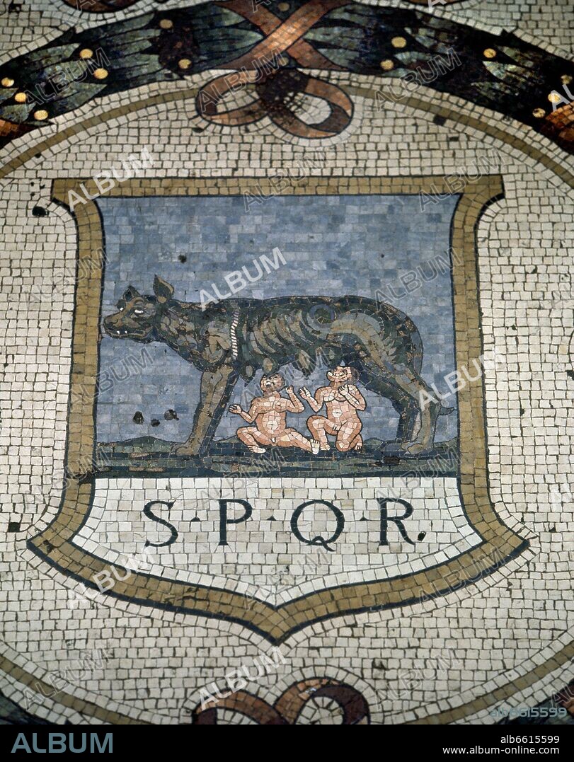 ESCUDO DE ROMA EN EL PAVIMENTO DEL OCTOGONO.