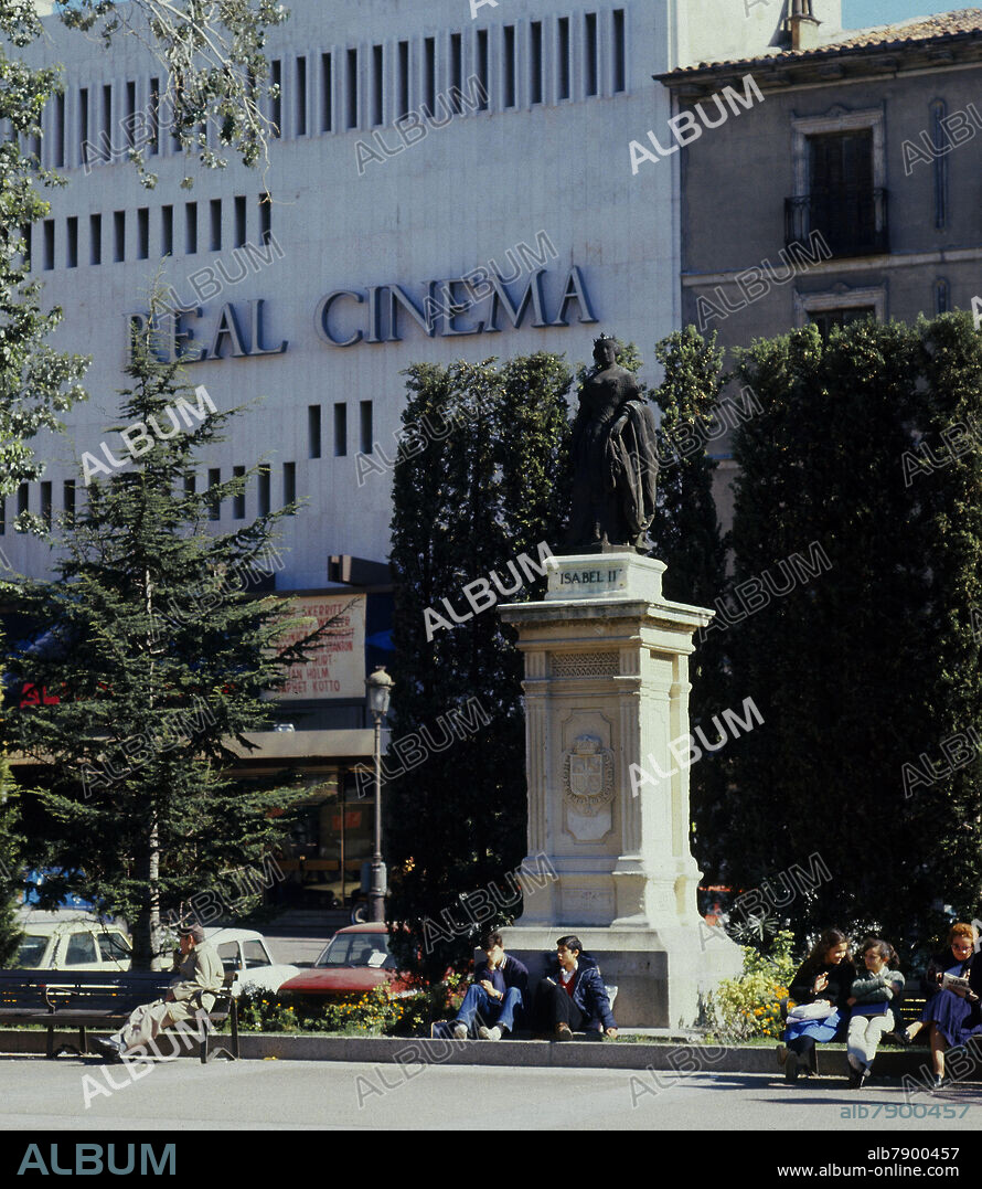 PLAZA DE ISABEL II-ESTATUA DE ISABEL II JUNTO AL CINE REAL CINEMA - FOTO AÑOS 70.