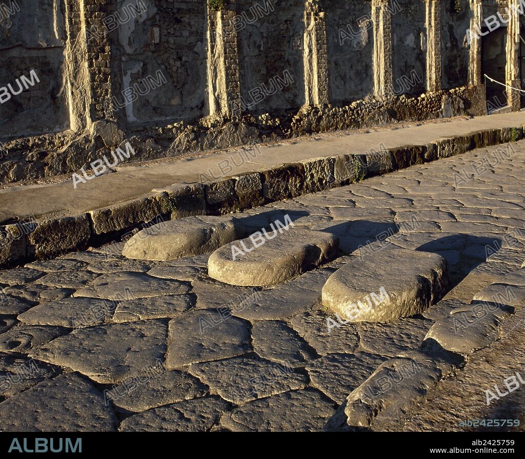ARTE ROMANO. ITALIA. POMPEYA. Ciudad romana situada a los pies del Vesubio, destruida en el 79 d. C. por la erupción del volcán. Detalle de un "PASO CEBRA" de la época, en la VIA DE LA FORTUNA. Se trataba de grandes losas que sobresalían para el cruce entre aceras, ya que las calles carecían de desagües. La Campania.