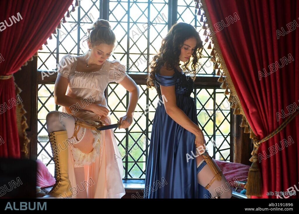 BELLA HEATHCOTE y LILY JAMES en ORGULLO + PREJUICIO + ZOMBIS, 2016 (PRIDE AND PREJUDICE AND ZOMBIES), dirigida por BURR STEERS. Copyright CROSS CREEK PICTURES.