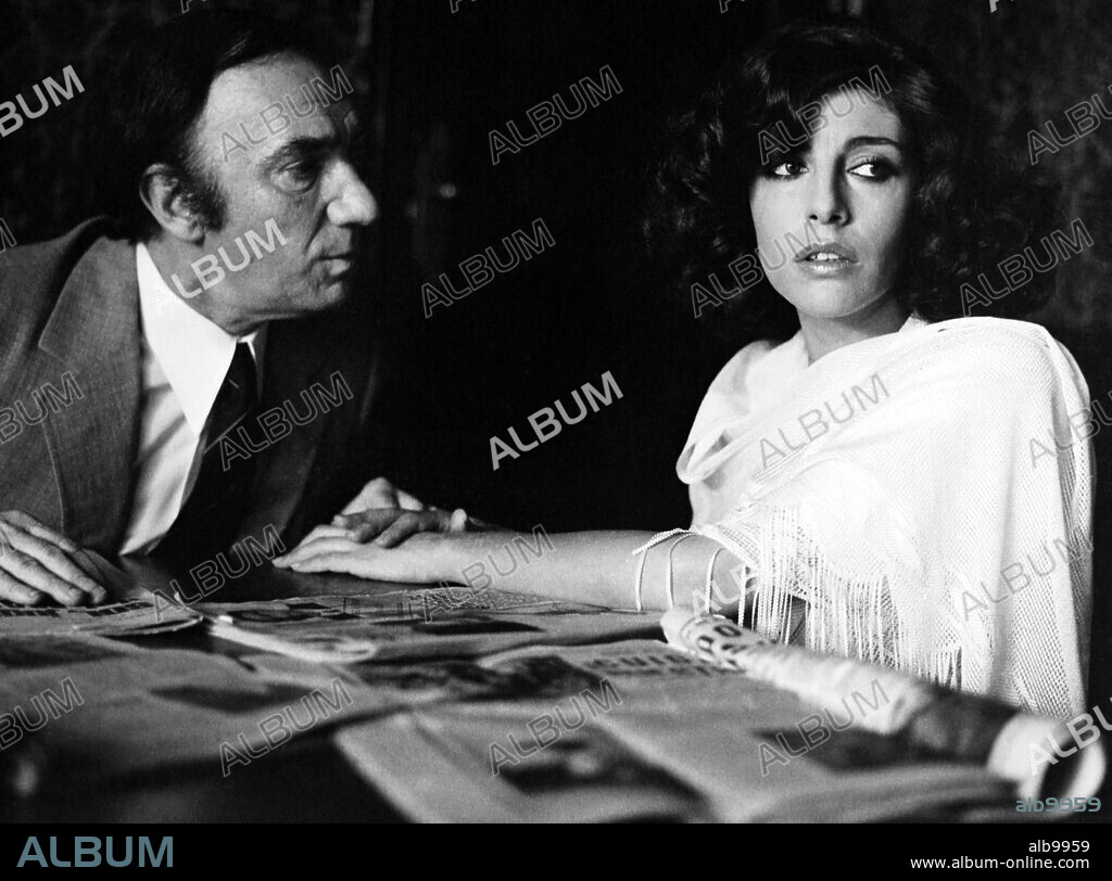 CHARO LOPEZ y FERNANDO FERNAN GOMEZ en LAS CUATRO NOVIAS DE AUGUSTO PÉREZ, 1977, dirigida por JOSE JARA. Copyright LOURDES MARIA MARTINEZ ARONSON.