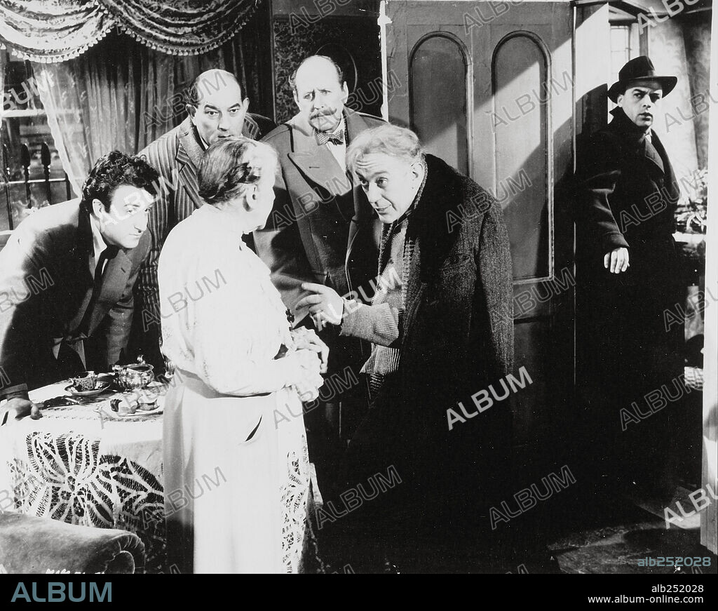 ALEC GUINNESS, CECIL PARKER, DANNY GREEN, KATIE JOHNSON and PETER SELLERS in THE LADYKILLERS, 1955, directed by ALEXANDER MACKENDRICK. Copyright EALING/RANK.