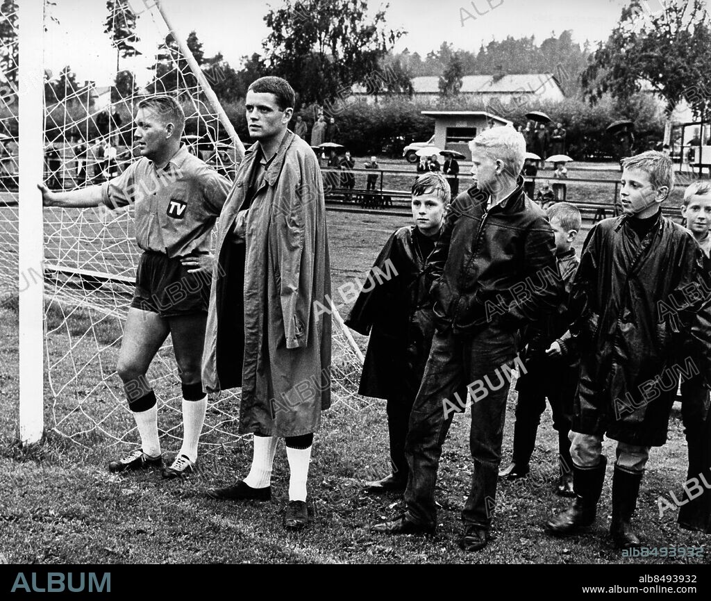 ARKIV DEGERFORS 196306.. Journalisterna Bengt Bedrup (t.v.), verksam 1956-1990 vid Sveriges Radio som sportkommentator och producent, och Sven Lindahl, verksam på Sveriges Television 1962-1979, i samband med en fotbollsmatch på Stora Valla i Degerfors mellan Lions Club i Degerfors och Sveriges Radio-TV.. Foto: Jarl Ekenryd / SVT Bild / Kod: 5600. RiR sv/v 16929. Mapp: Degerfors. Rep 194.