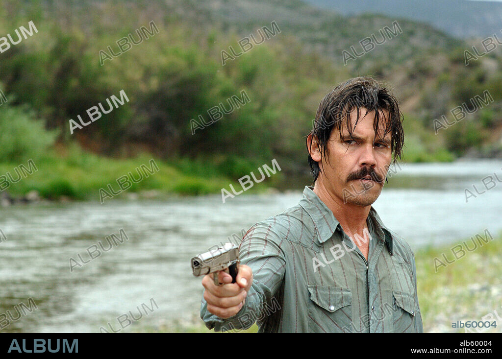 JOSH BROLIN in NO COUNTRY FOR OLD MEN, 2007, directed by ETHAN COEN and JOEL COEN. Copyright PARAMOUNT CLASSICS.