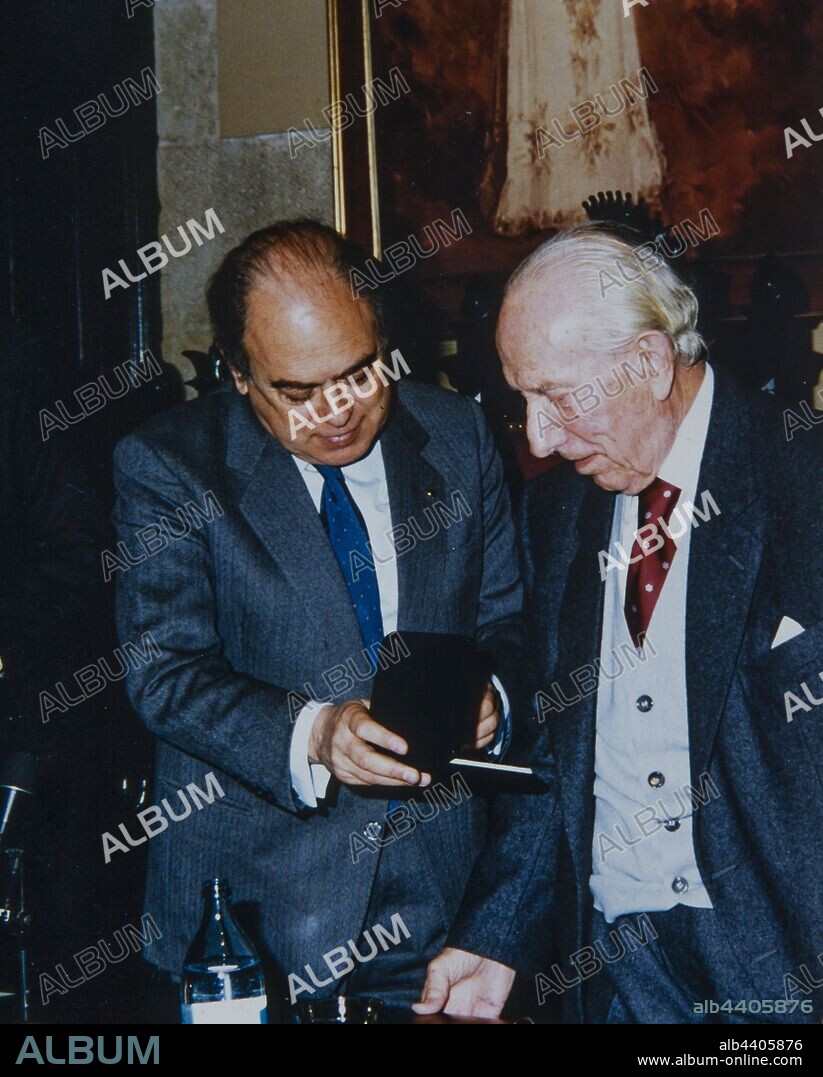 Josep Mestres i Cabanes and Jordi Pujol in the act of the delivery of the Gold Medal of Manresa, 1989.