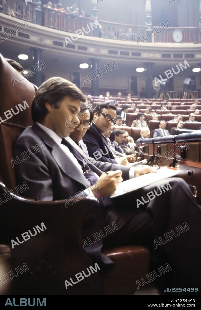 FELIPE GONZALEZ MARQUEZ. POLITICO ESPAÑOL. SEVILLA 1942-. PRESIDENTE DEL GOBIERNO DESDE 1982 HASTA 1996. FOTO EN SU ESCAÑO DEL CONGRESO DE LOS DIPUTADOS JUNTO A ALFONSO GUERRA Y GREGORIO PECES BARBA, AÑO 1983.