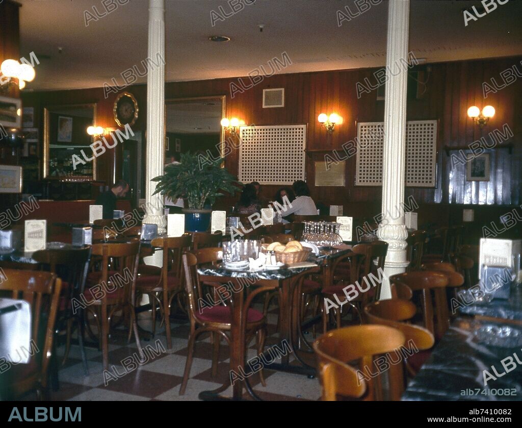 INTERIOR DEL CAFE GIJON SITUADO EN EL PASEO DE RECOLETOS - FUNDADO EN 1888.