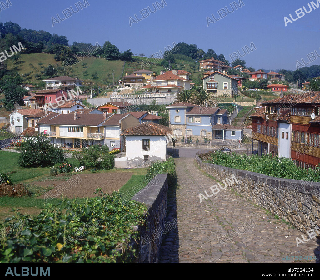 ANTIGUA CALZADA ROMANA DEL PUENTE QUE UNIA ASTURIAS Y SANTANDER - FOTO AÑOS 00.