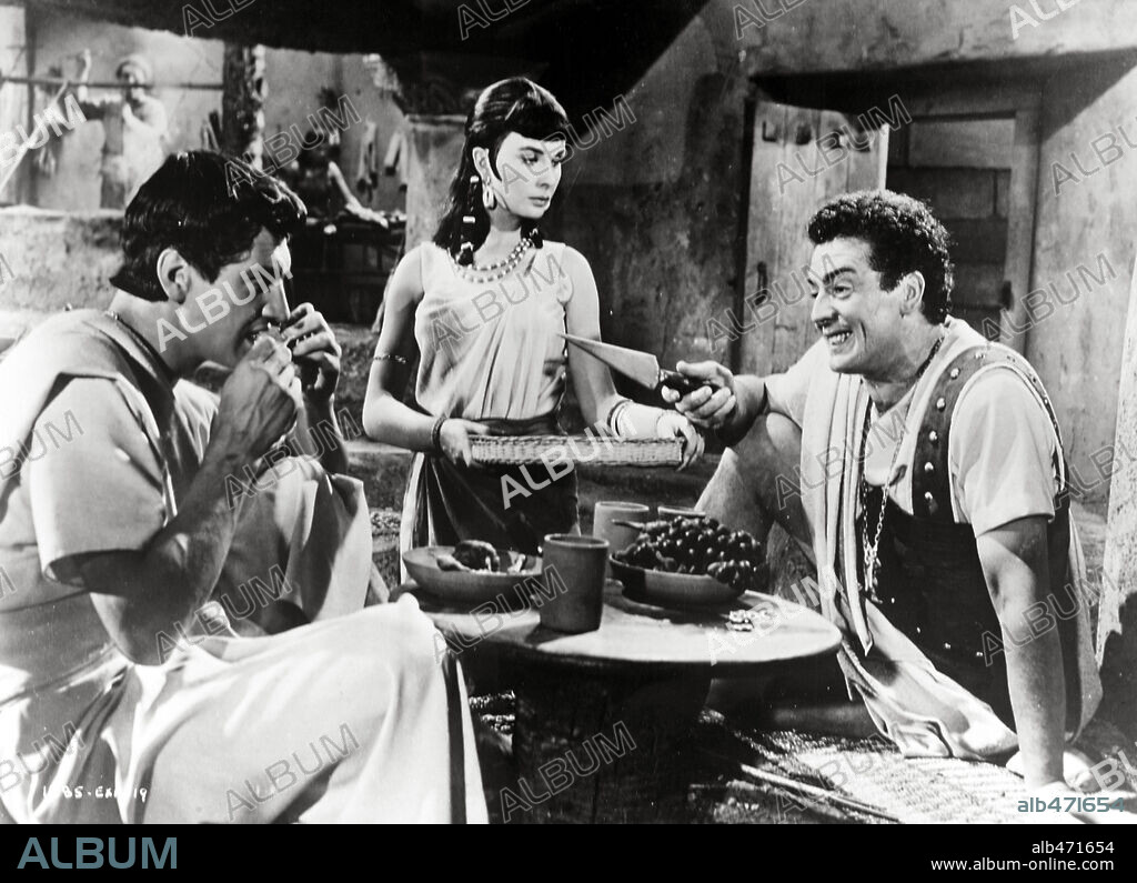 EDMUND PURDOM, JEAN SIMMONS and VICTOR MATURE in THE EGYPTIAN, 1954, directed by MICHAEL CURTIZ. Copyright 20TH CENTURY FOX.