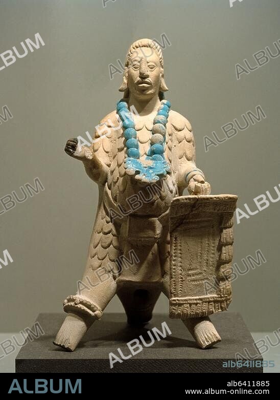 Maya-Kultur, Frühe Postklassik, um 1000 n.Chr.-Pfeife in Form eines Kriegers mit Schild.-Keramik, Höhe 19,8 cm. Herkunft: Insel Jaina, Campeche, Mexiko. Inv.Nr.Eb 11186.02.