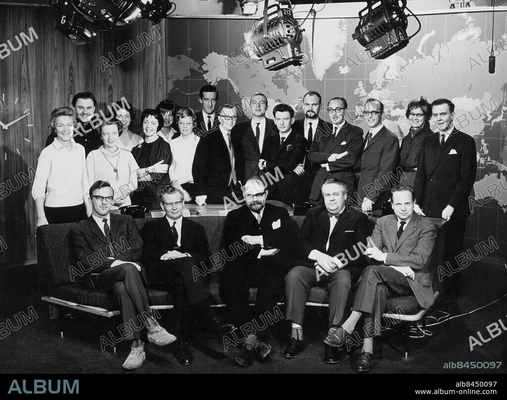 STOCKHOLM 1962.. Orig. bildtext... Aktuellt 1962 Anm. Reportrar Hallåor Producenter Programledare Studios Kartor TV-personal Publ. i RiR 17/62 Publ. i Etermediernas bok Spegla, granska, tolka sid.128 Se även BAB385 persons: Bo Holmström ;Bo Isaksson ;Carina Meyer-Nilsson ;Edvard Matz ;Ethel Karström ;Gerd Almgren ;Henry Christensson ;Ingrid Schrewelius ;Jeanette von Heidenstam ;Lennart Winblad ;Marianne Bergström ;Marianne Lvªbeck-Bergquist ;Olle Ryholm ;Peo Karlsson ;Per Öhnell ;Torbjörn Axelman Ilgars Linde ;Torsten Åhlander ;Ulf Thorén ;Åke Holmberg ;Åke Söderqvist sites: STOCKHOLM ;SVERIGE.