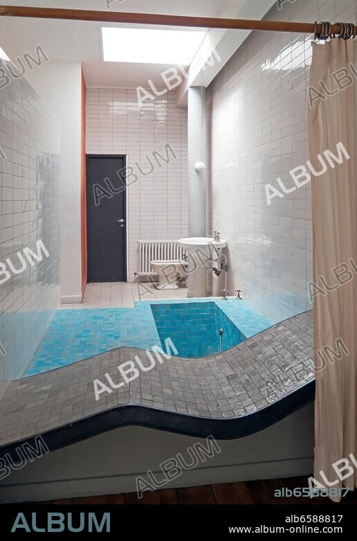 The Villa Savoye, Poissy, Paris, France. It was designed by Swiss architects Le Corbusier and built between 1928 and 1931 using reinforced concrete.|Since 1965 "Monument historique". View to Bathroom.
