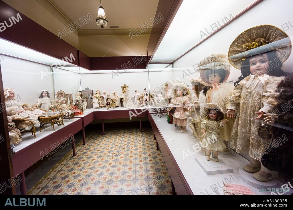 sala de muñecas antiguas, coleccion León López, Edificio de estilo modernista de Can Prunera, siglo XX, Soller, Sierra de Tramuntana, Mallorca, balearic islands, spain, europe.
