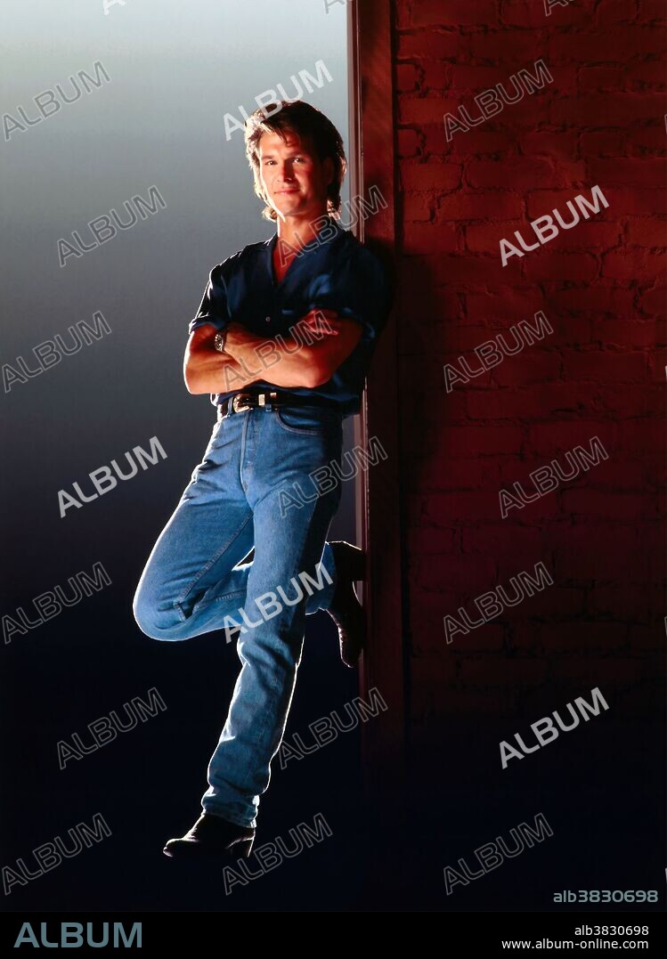 PATRICK SWAYZE in ROAD HOUSE, 1989, directed by ROWDY HERRINGTON. Copyright M.G.M/UNITED ARTIST.