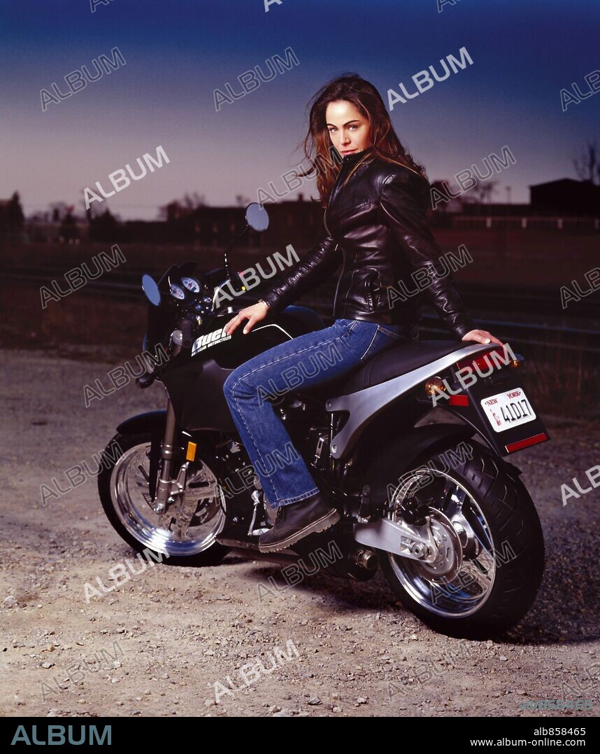 YANCY BUTLER in WITCHBLADE, 2000 (WITCHBLADE-TV), directed by RALPH HEMECKER. Copyright WARNER BROS. TELEVISION.
